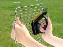 PEARL Drahtbürste:3in1-BBQ-Grillbürste Mit Messing-Bürste, Reinigungs-Schwamm & Schaber